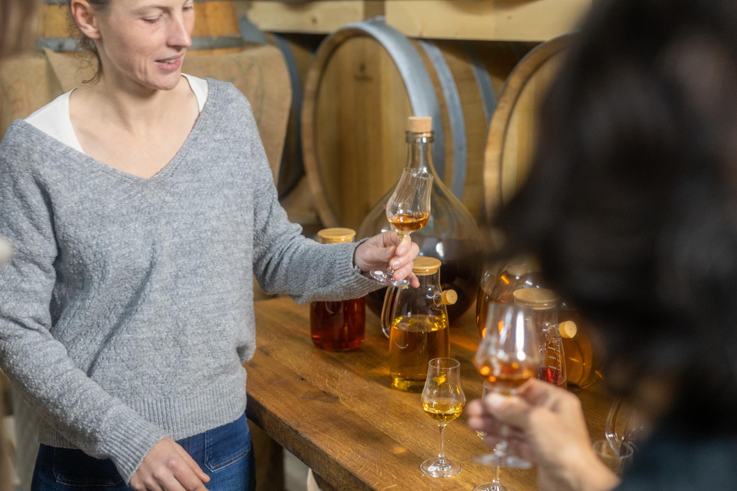 Assemblez votre bouteille de cognac avec Élodie - Image n°7 - Wecandoo