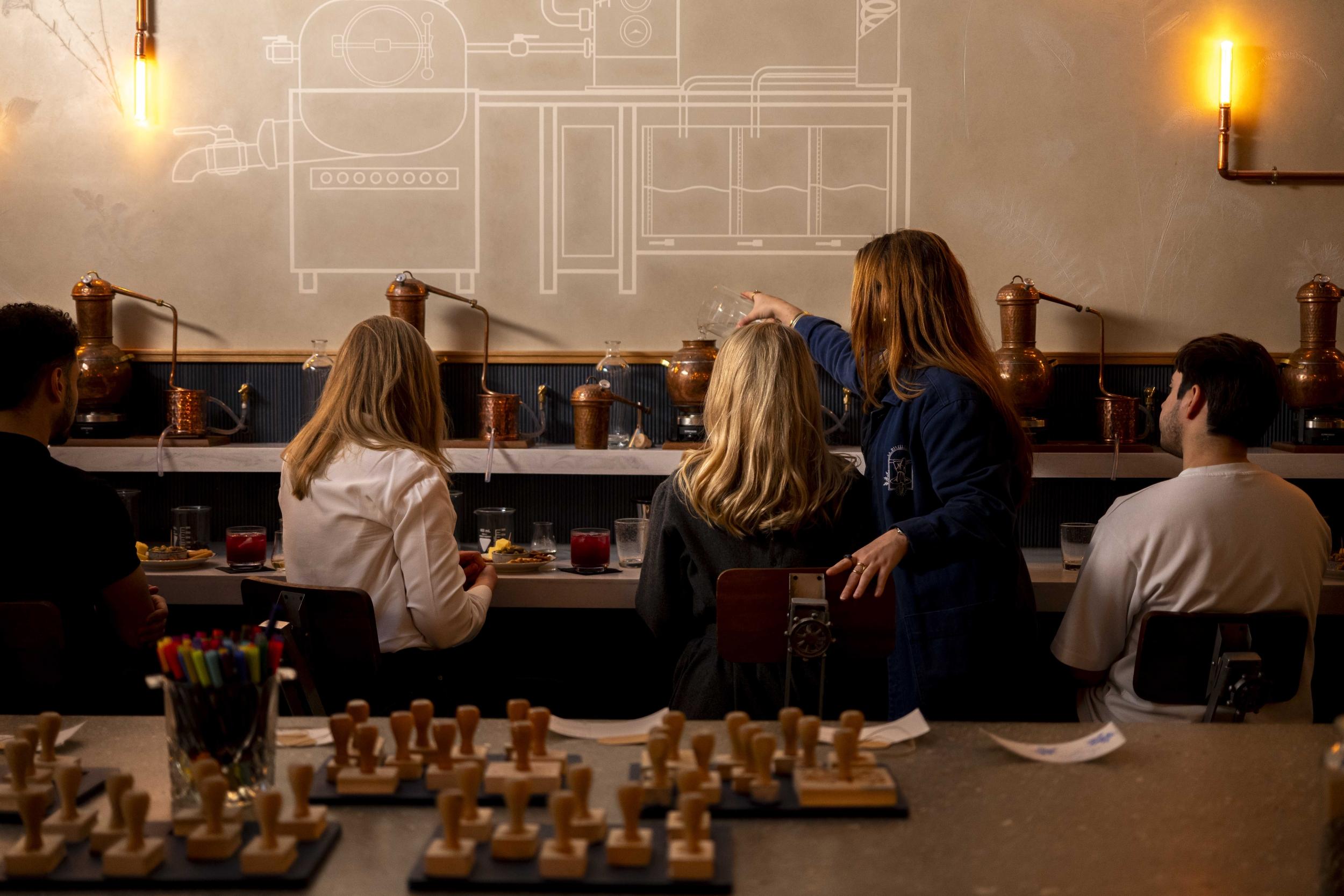 Distillez votre propre gin au cœur de Paris avec Charlotte - Afbeelding nr. 2 - Wecandoo