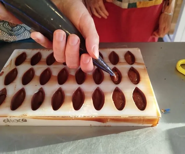 2e696ff2-4ec6-43ed-8678-fd99b3fa5399-2-18075823photo_de_groupe_avec_les_creations_en_main-photo_2025-11-20 15.03.21.jpg - Wecandoo