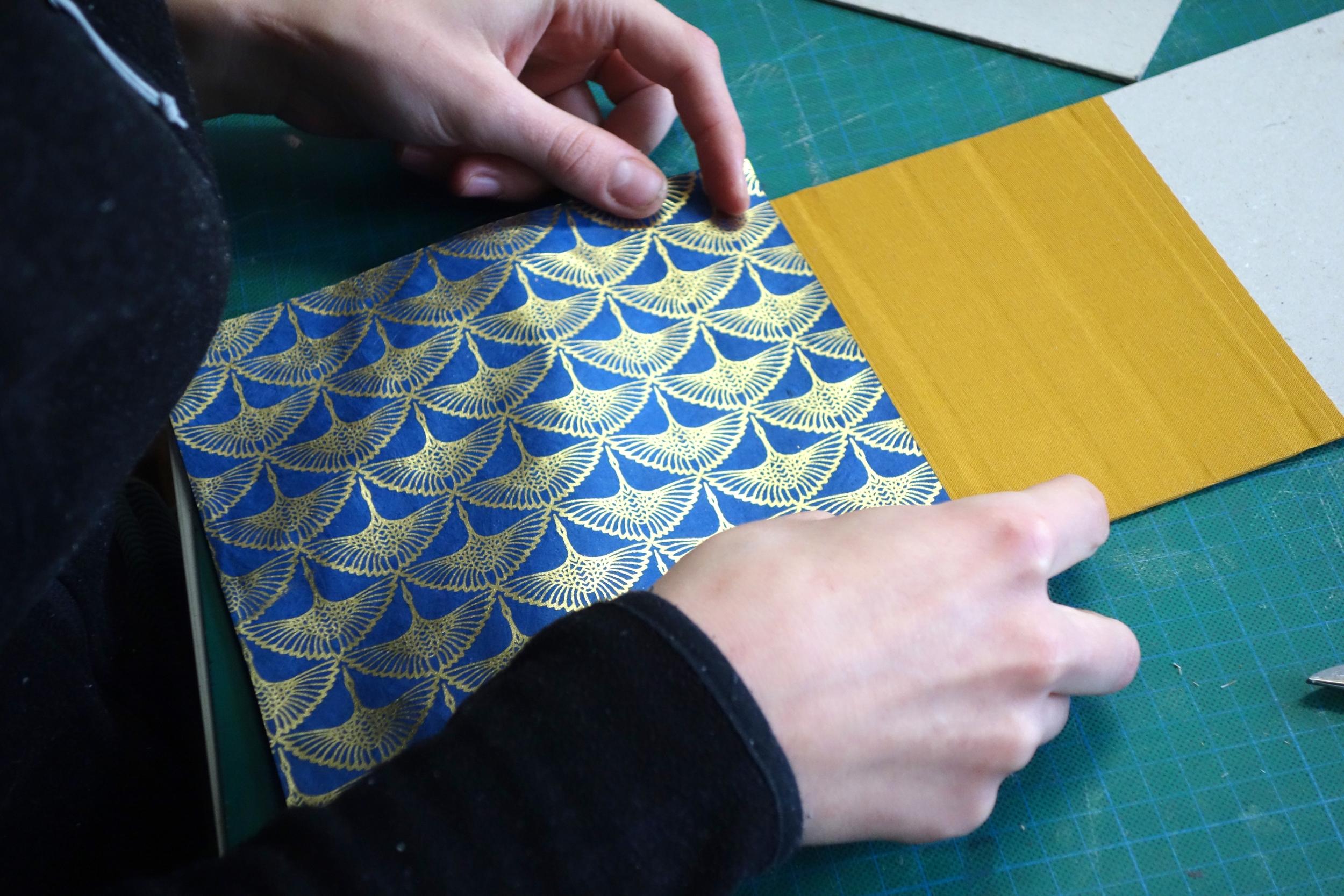 Créez votre album photo artisanal avec Laura - Image n°7 - Wecandoo