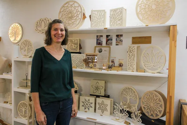 Créez votre vase en bois chantourné pour fleurs séchées avec Marie - Image n°2 - Wecandoo