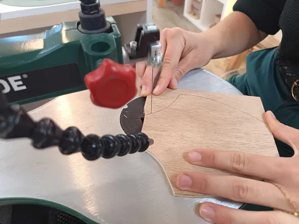 Créez votre vase en bois chantourné pour fleurs séchées avec Marie - Image n°3 - Wecandoo