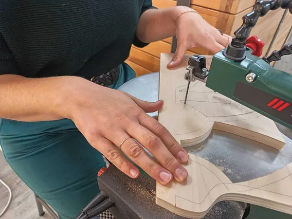 Créez votre vase en bois chantourné pour fleurs séchées avec Marie - Image n°4 - Wecandoo