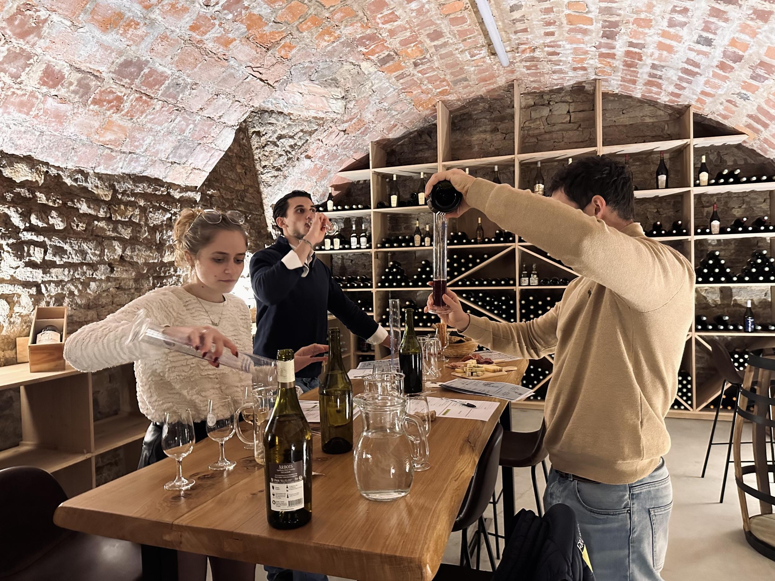 Assemblez votre cuvée du Jura avec Eleonore et Monica - Image n°3 - Wecandoo
