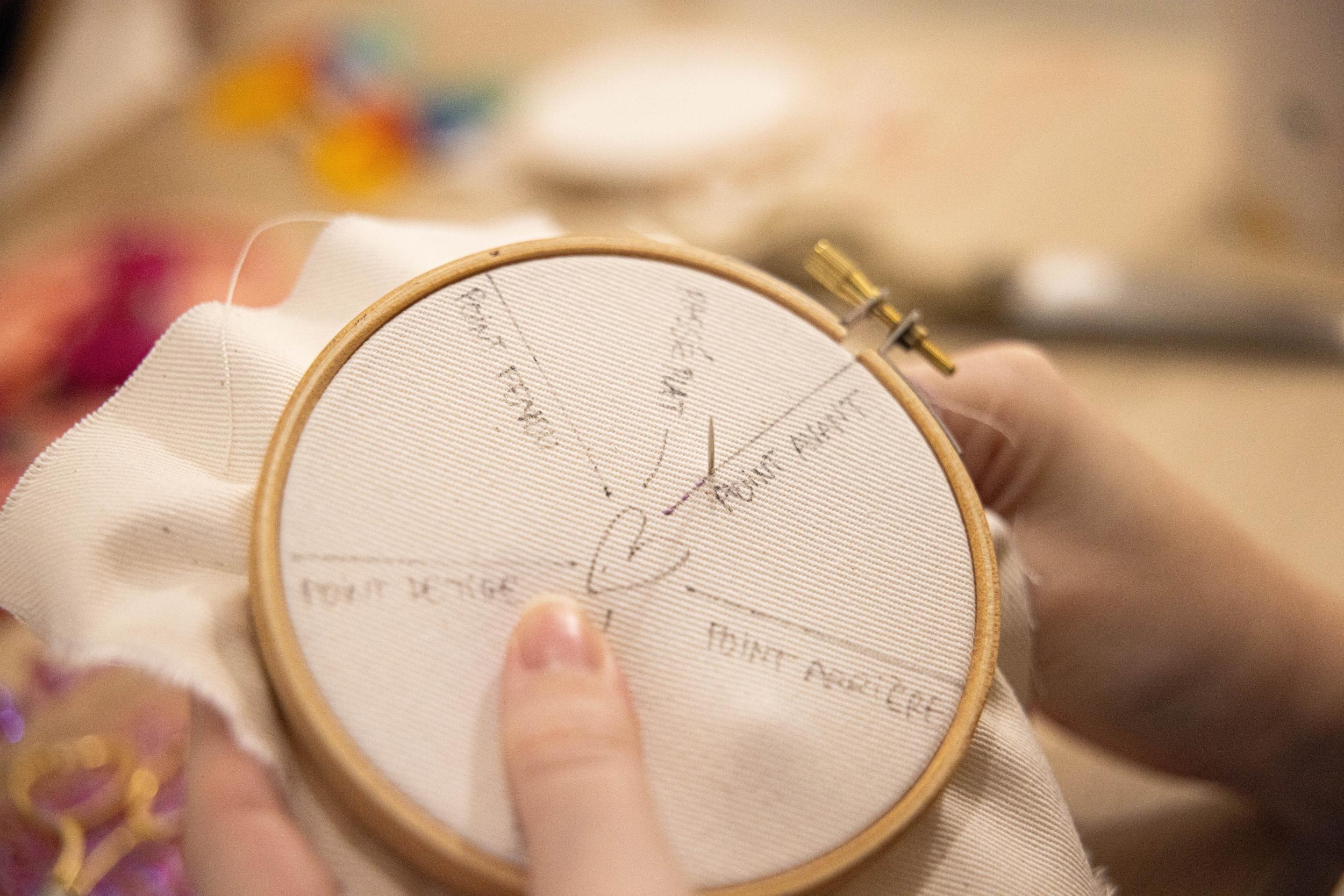 Initiez-vous à la broderie sur une variété de textiles made in France avec Tiana - Image n°10 - Wecandoo