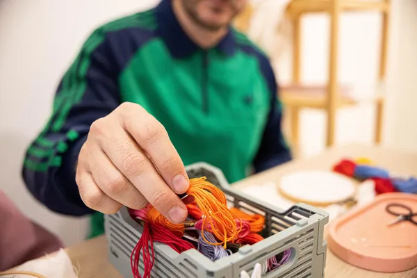 Initiez-vous à la broderie sur une variété de textiles made in France avec Tiana - Image n°2 - Wecandoo