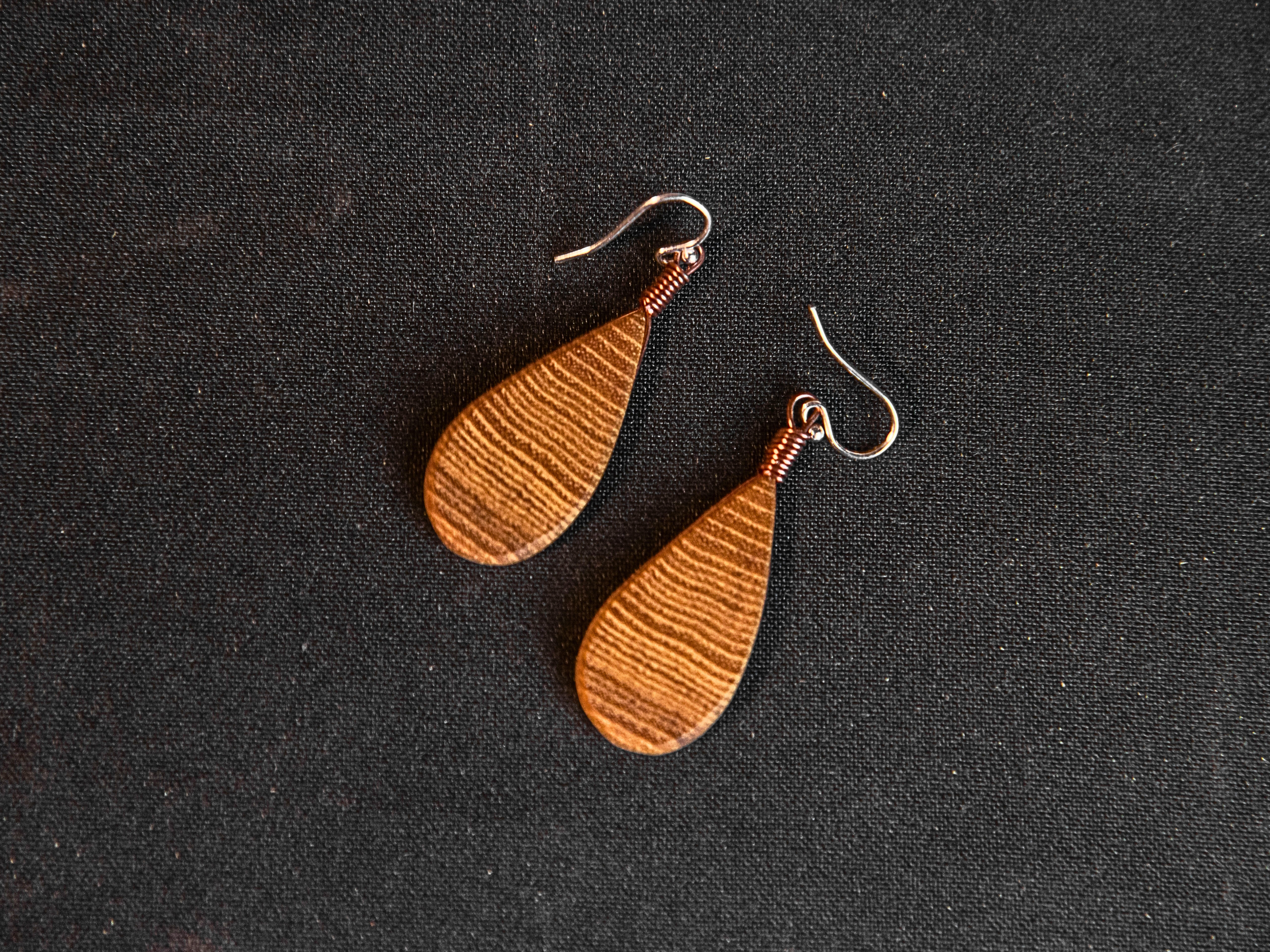 Réalisez des boucles d'oreilles en bois