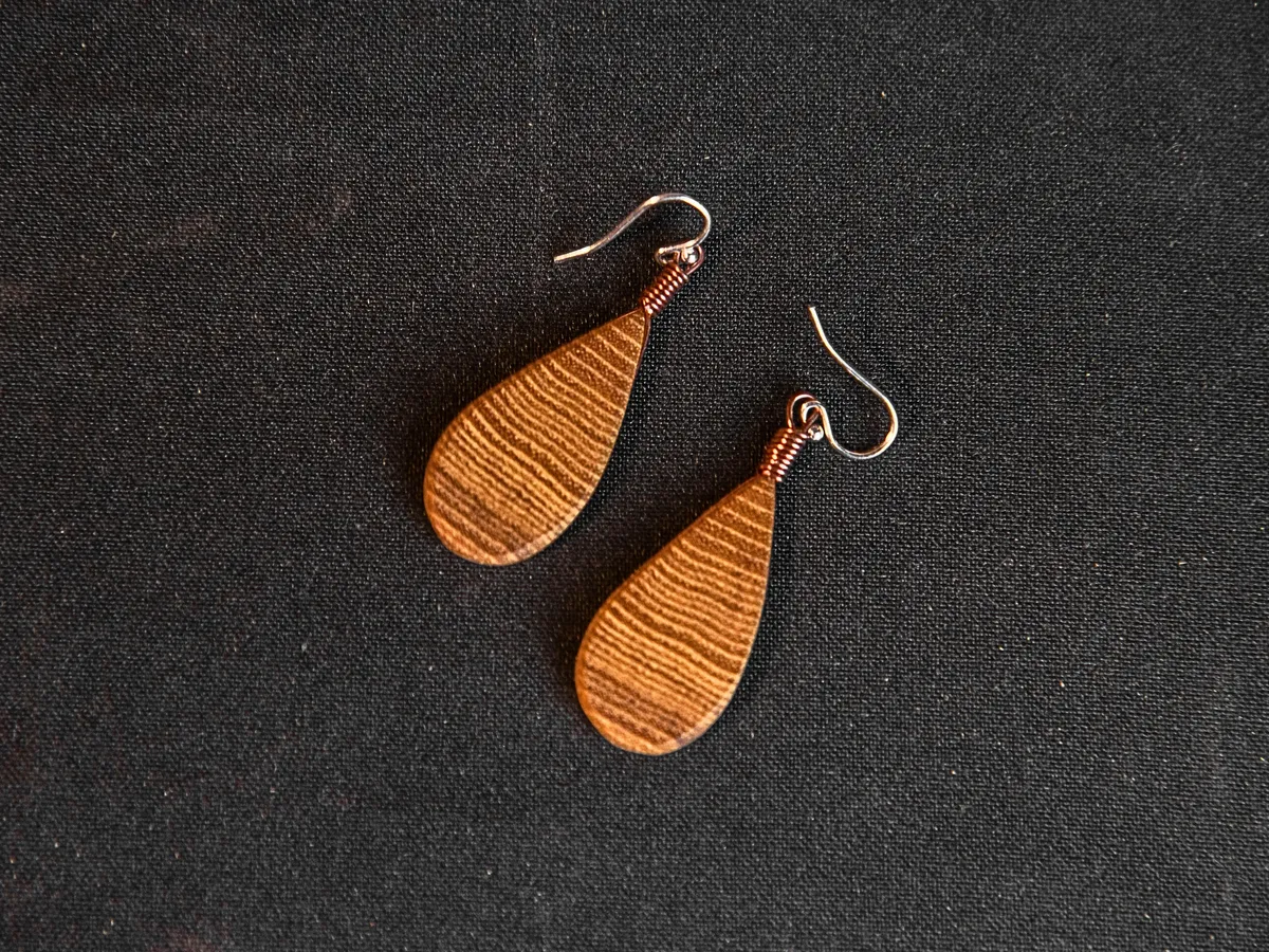 Réalisez des boucles d'oreilles en bois