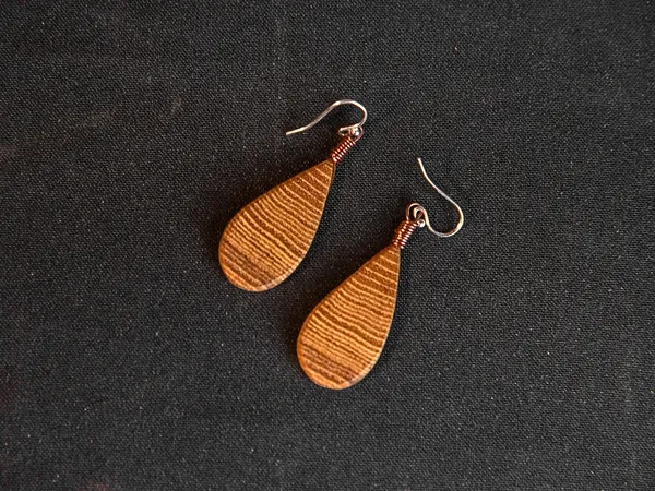 Réalisez des boucles d'oreilles en bois