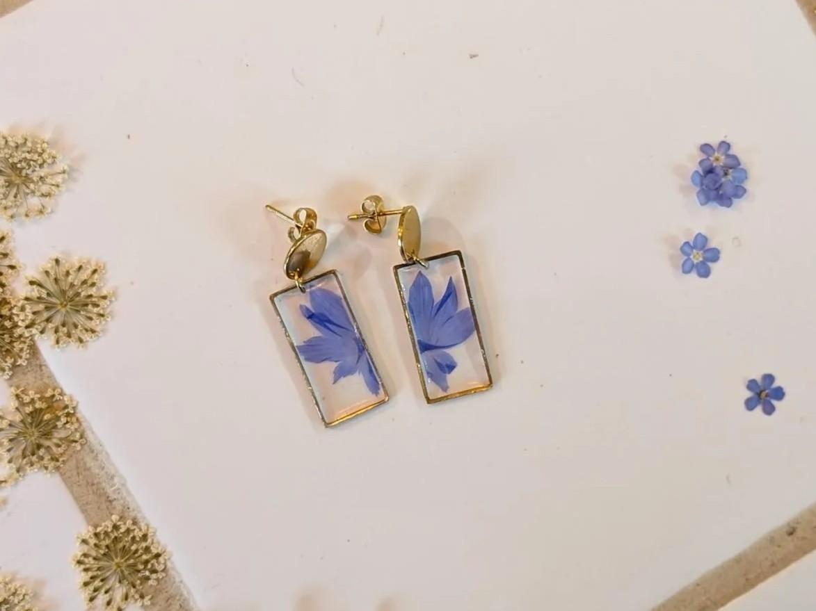 Réalisez votre bijou en résine et en fleurs pressées