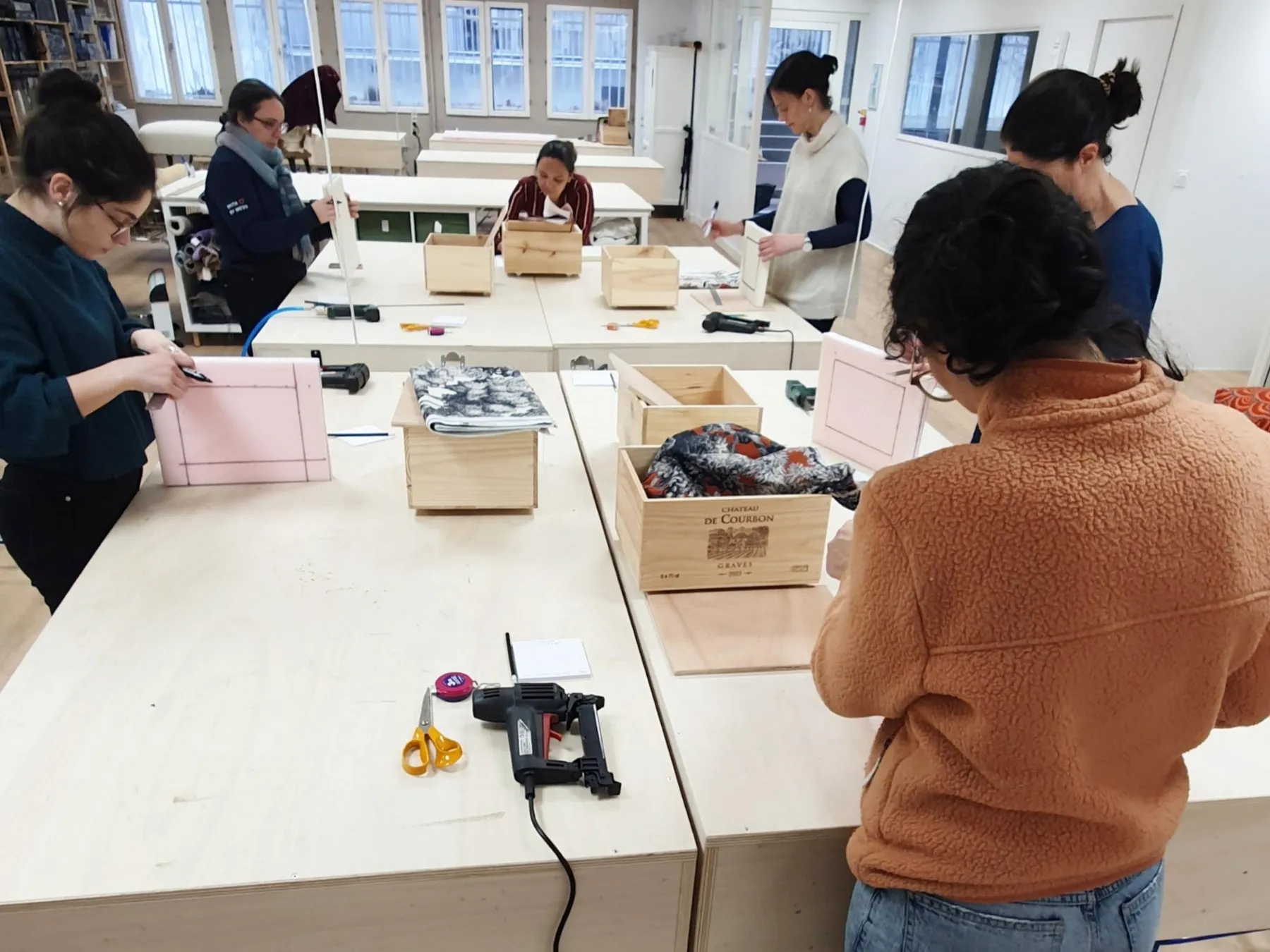 Transformez une caisse de vin en un pouf unique - Image n°2 - Wecandoo