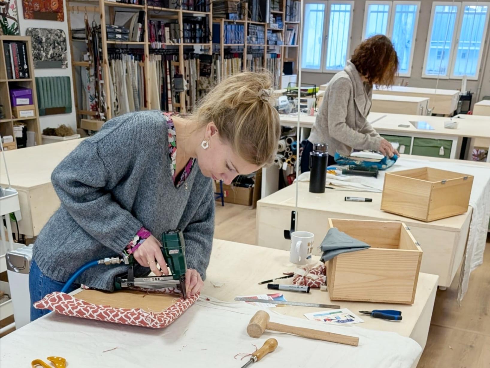 Transformez une caisse de vin en un pouf unique - Image n°8 - Wecandoo