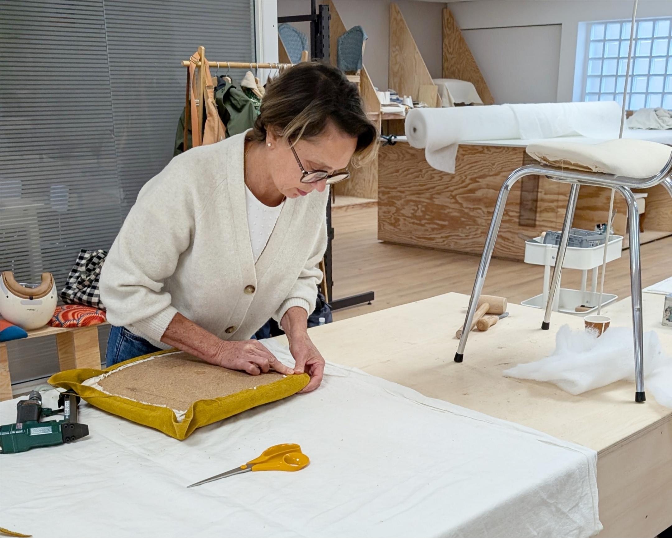 Tapissez votre chaise vintage - Image n°7 - Wecandoo