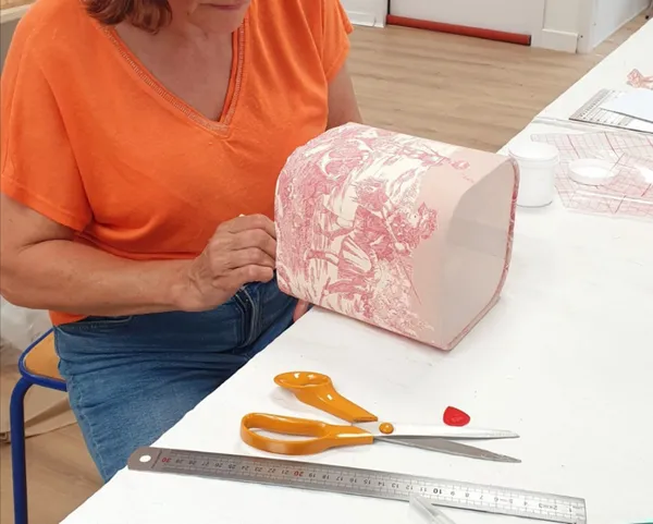 Fabriquez votre lampe à partir de caisses de vin avec Léonie - Image n°1 - Wecandoo