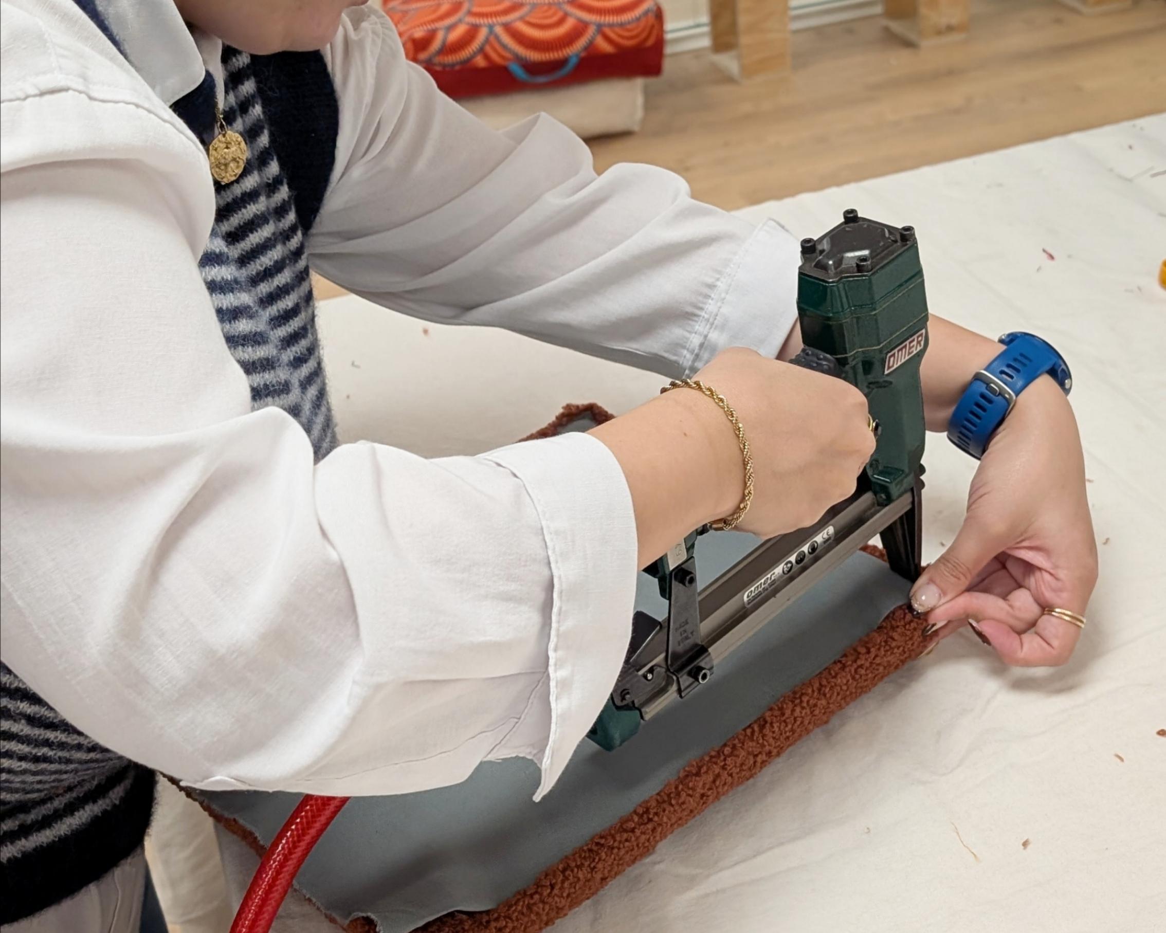 Tapissez votre tabouret vintage - Image n°3 - Wecandoo