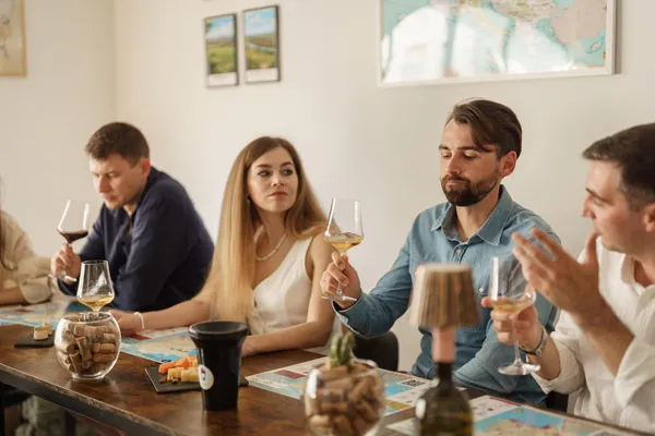 Aiguisez vos sens de dégustation en découvrant des vins de 8 terroirs français avec Julia - Image n°2 - Wecandoo