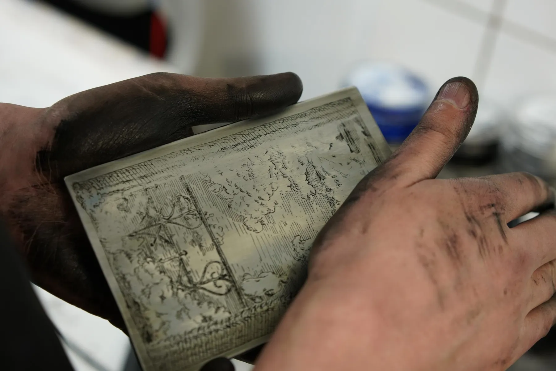 Découvrez la gravure à l’eau-forte sur métal aux côtés de Youmi, Paul, Franc et Marina - Image n°1 - Wecandoo