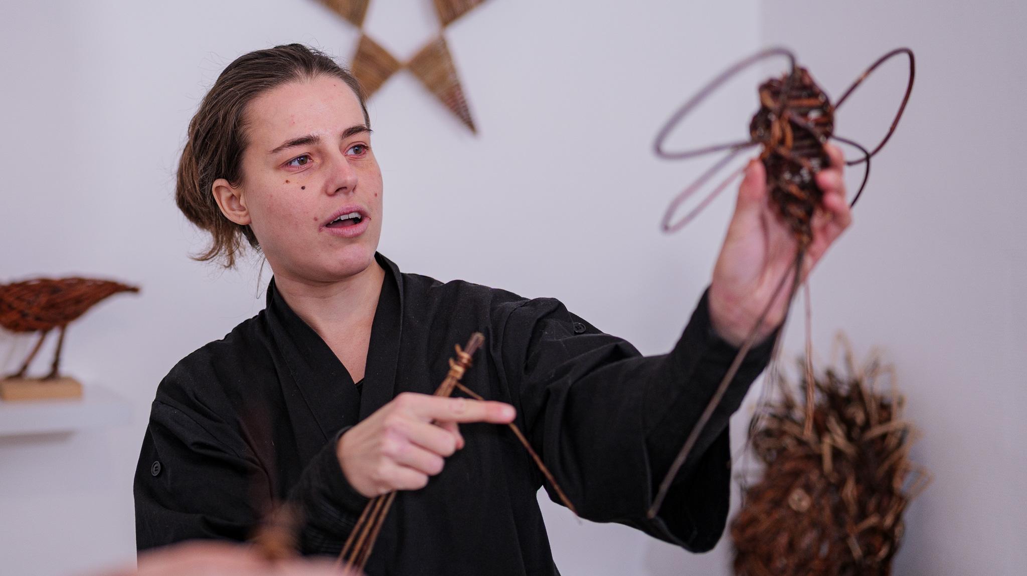 Créez une sculpture de papillons et libellules en osier avec Lucie - Image n°7 - Wecandoo