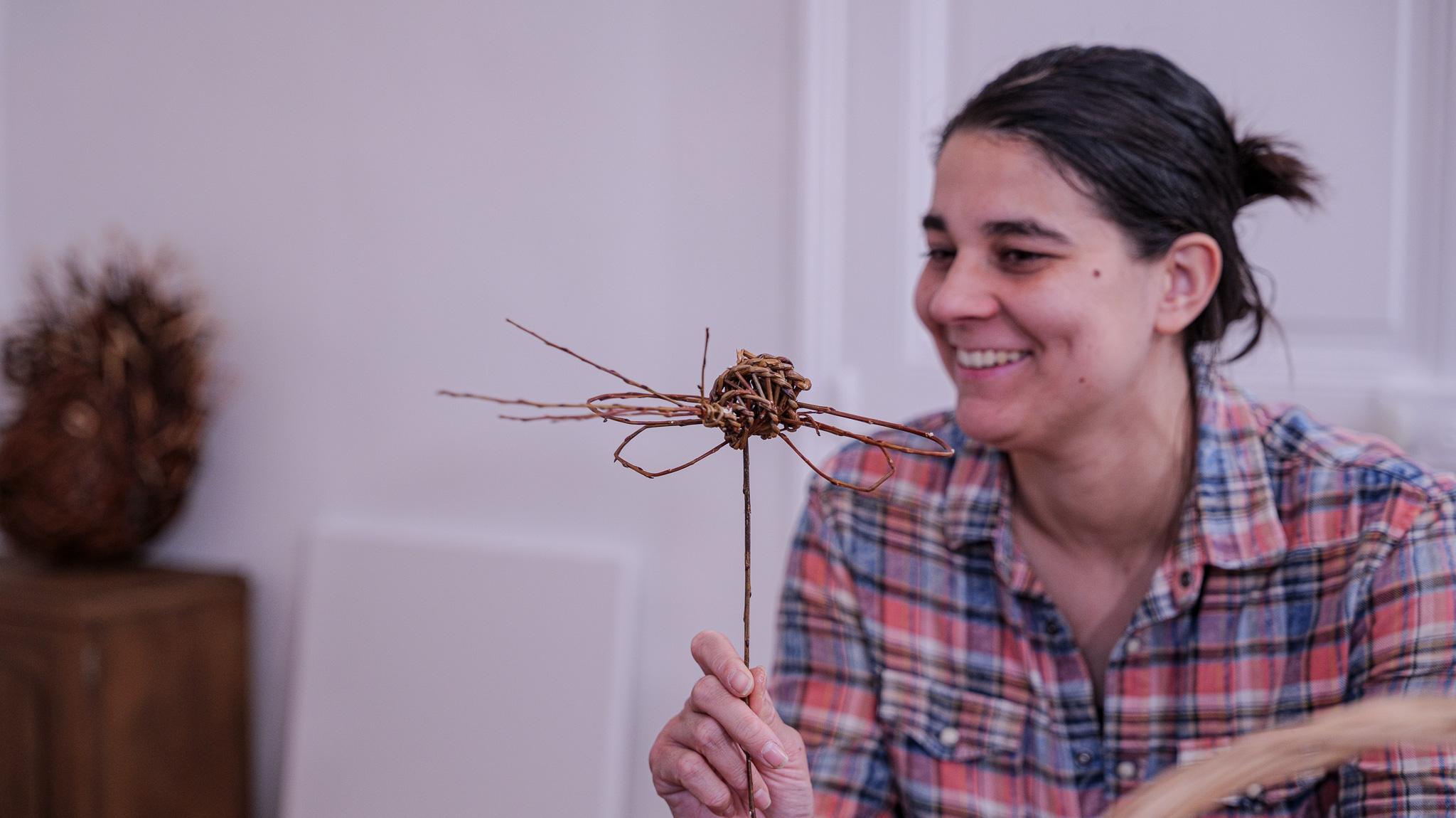 Créez une sculpture de papillons et libellules en osier avec Lucie - Image n°4 - Wecandoo