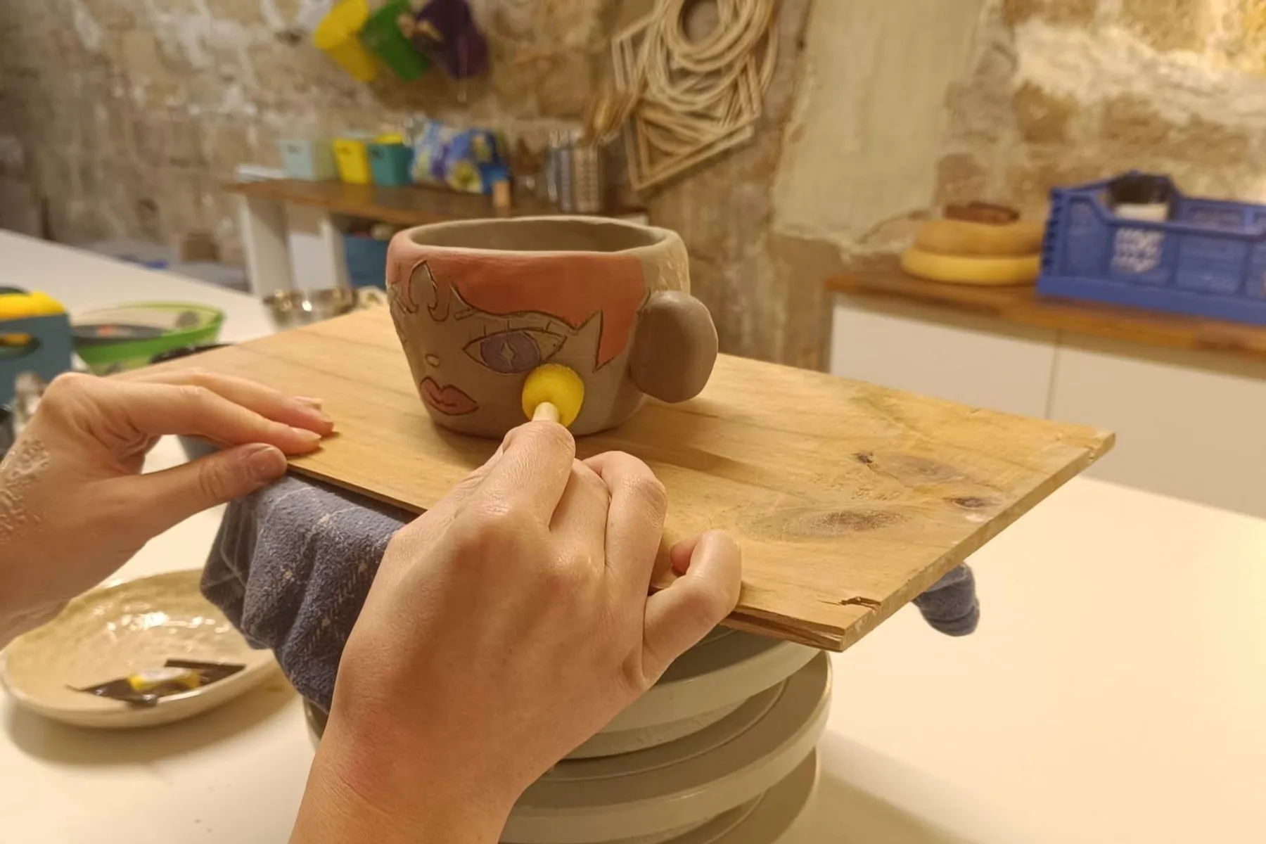 Modelez et décorez votre pièce en céramique avec Caroline - Image n°4 - Wecandoo