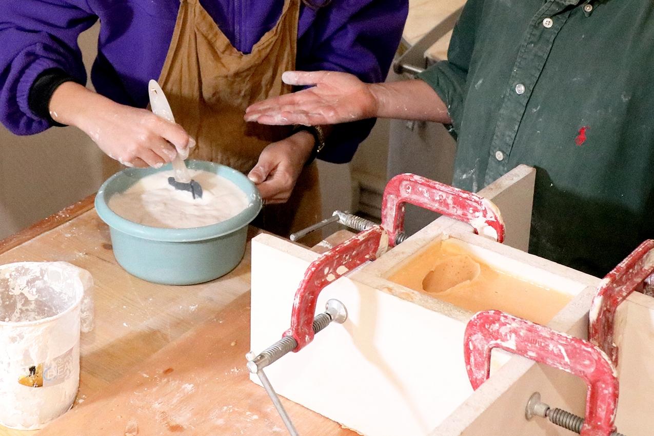 Moulez votre main en plâtre avec Camille - Image n°5 - Wecandoo