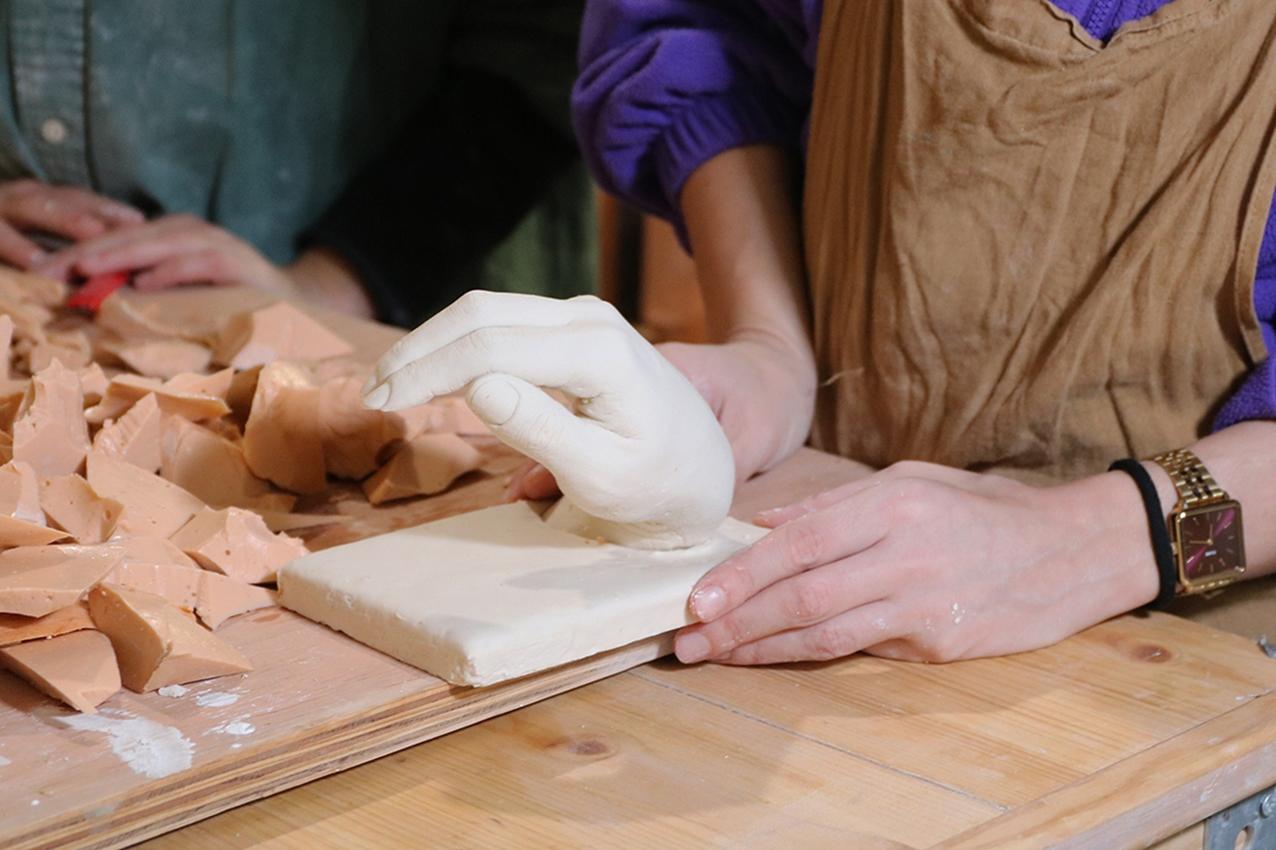 Moulez votre main en plâtre avec Camille - Image n°4 - Wecandoo