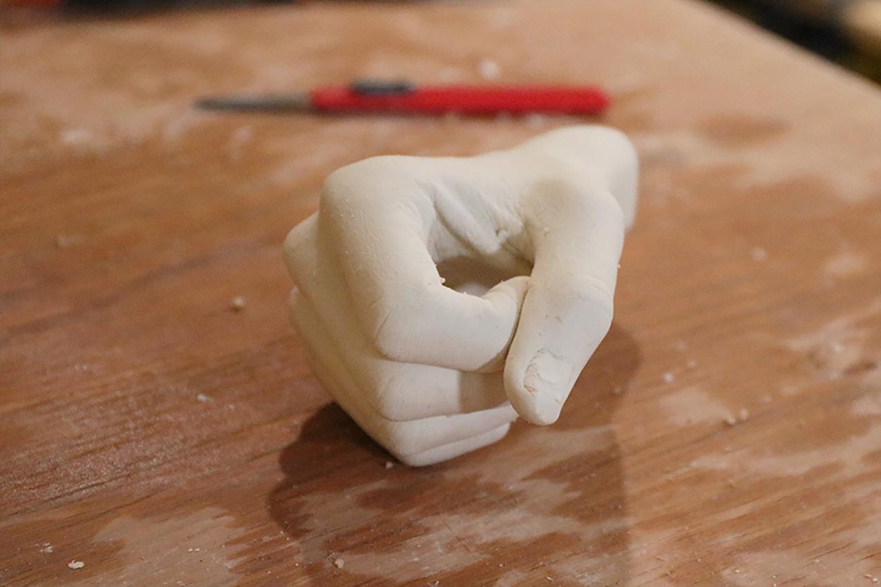 Moulez votre main en plâtre avec Camille - Image n°8 - Wecandoo