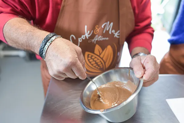 Réalisez vos tablettes de chocolat fourrées pralinées avec Marine - Image n°4 - Wecandoo