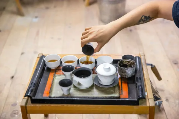 Tournez votre set de tasses en porcelaine