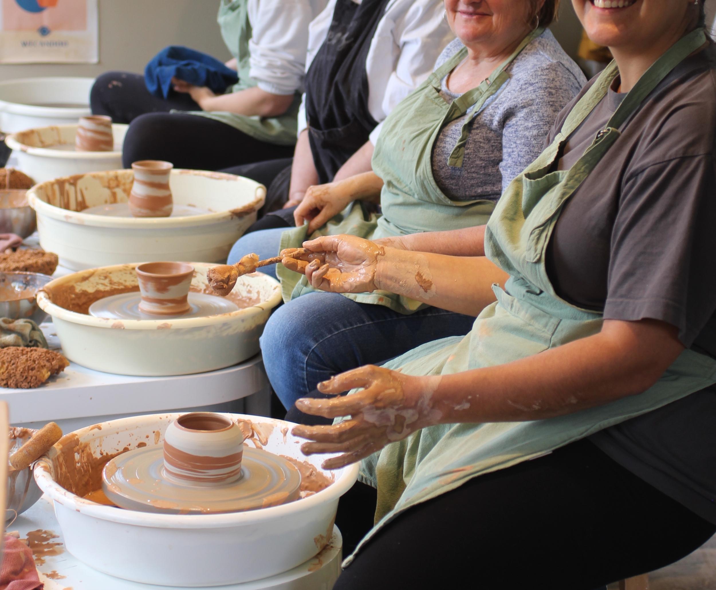 Modelez votre vase en terre mêlée - Image n°6 - Wecandoo