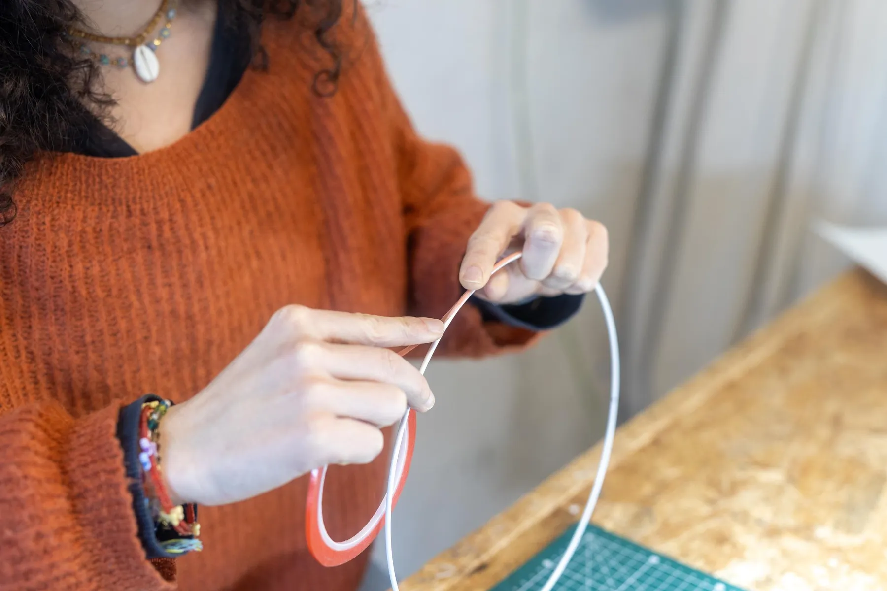 Fabriquez et montez votre lampe composée de deux abat-jour avec Céline - Image n°2 - Wecandoo