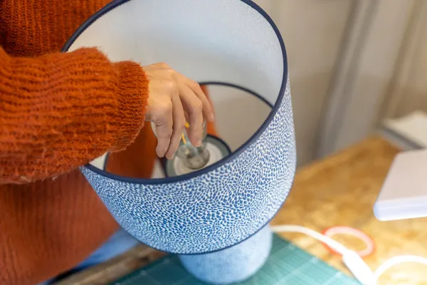 Fabriquez et montez votre lampe composée de deux abat-jour avec Céline - Image n°5 - Wecandoo