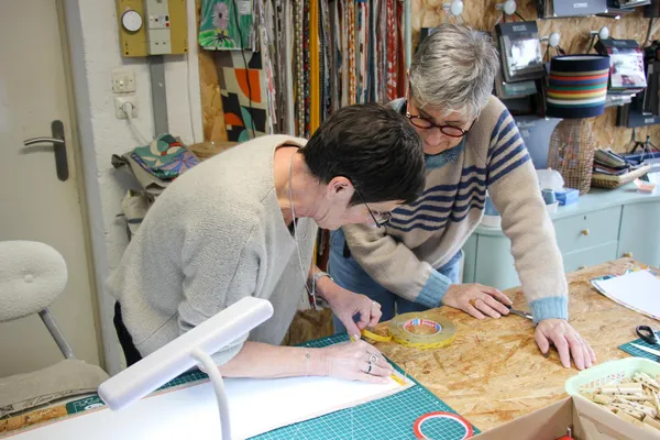 Fabriquez et montez votre lampe composée de deux abat-jour avec Céline - Image n°4 - Wecandoo