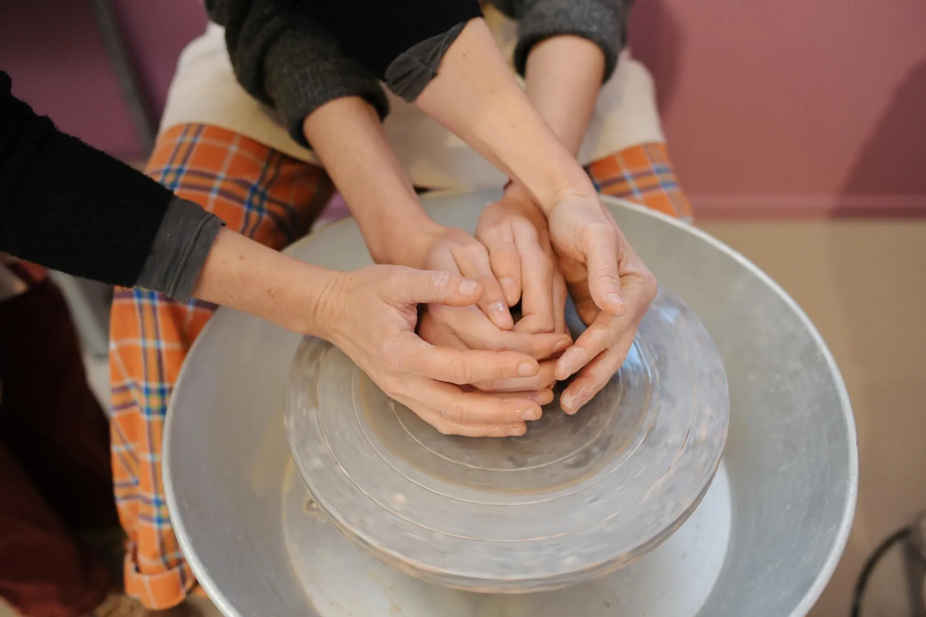 Découvrez le tour du potier avec Caroline - Image n°1 - Wecandoo