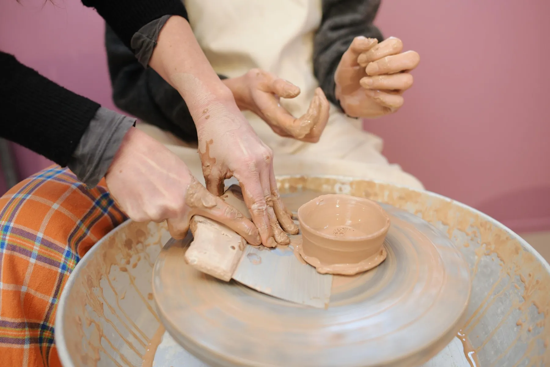 Découvrez le tour du potier avec Caroline - Image n°5 - Wecandoo