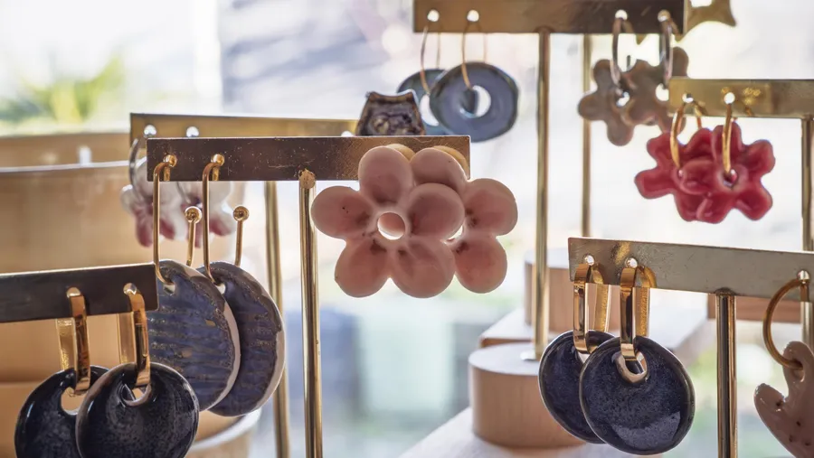 Créez vos boucles d’oreille en porcelaine avec Nathalie - Image n°1 - Wecandoo