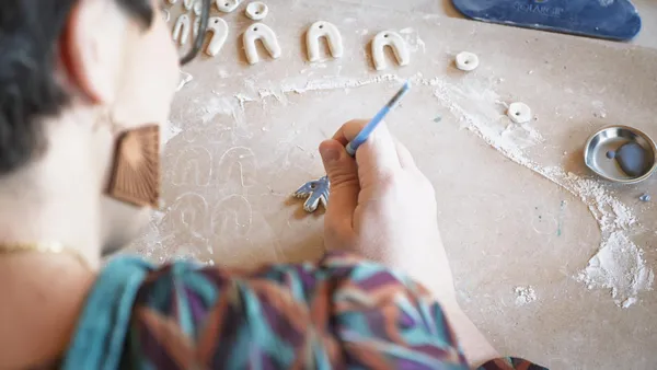 Créez vos boucles d’oreille en porcelaine avec Nathalie - Image n°5 - Wecandoo