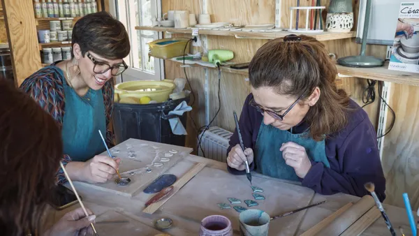 Créez vos boucles d’oreille en porcelaine avec Nathalie - Image n°3 - Wecandoo