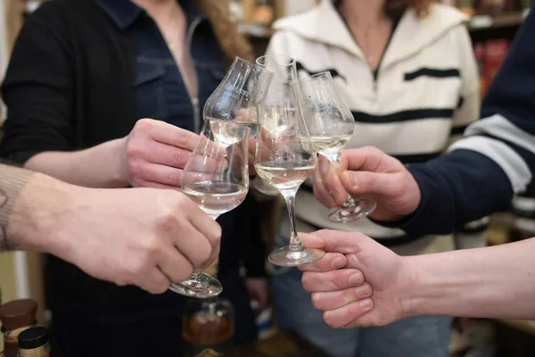 Dégustez des alcools traditionnels français et des produits locaux avec Axel - Image n°2 - Wecandoo