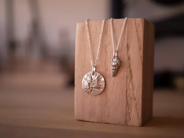 Créez votre pendentif personnalisé en argent avec Bénédicte - Image n°1 - Wecandoo