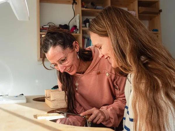 Fabriquez vos boucles d'oreilles ciselées avec Bénédicte - Image n°3 - Wecandoo