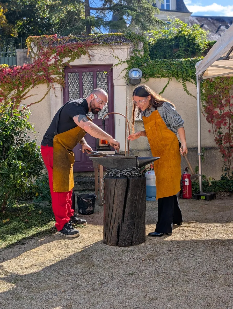Rassemblez votre équipe et réalisez votre porte-manteaux mural avec Elie - Image n°1 - Wecandoo