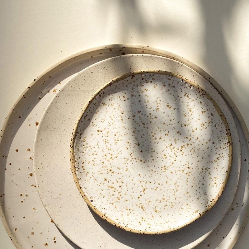 Modelez votre duo d'assiettes en grès moucheté