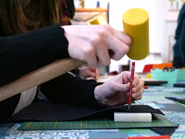 Réalisez votre petit sac en cuir avec Julie et son équipe - Image n°2 - Wecandoo