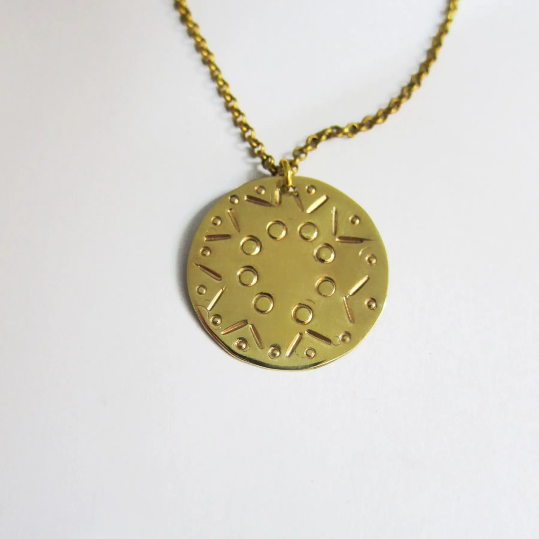 Réalisez votre médaille ciselée en laiton dorée - Image n°2 - Wecandoo