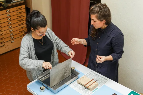 Initiez-vous au papier Suminagashi et reliez votre carnet A5 - Image n°3 - Wecandoo