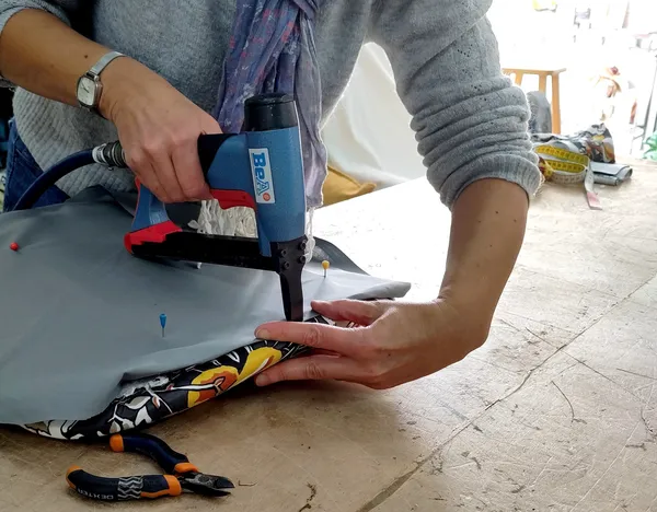 Tapissez votre chaise vintage - Image n°2 - Wecandoo