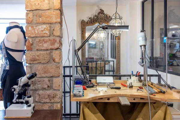 Créez votre médaille du zodiaque en argent sertie de pierres semi-précieuses - Image n°1 - Wecandoo