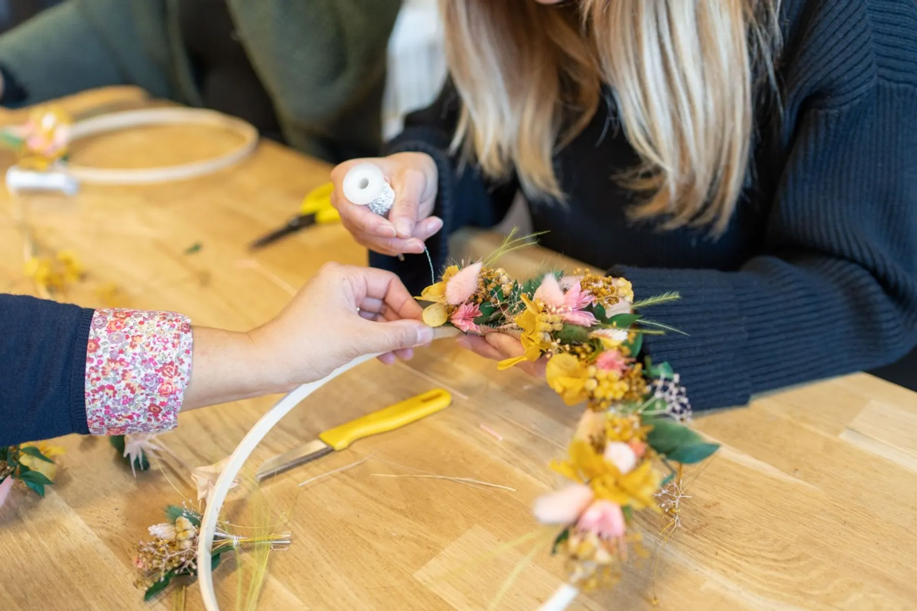 Réalisez votre couronne de fleurs séchées - Image n°4 - Wecandoo