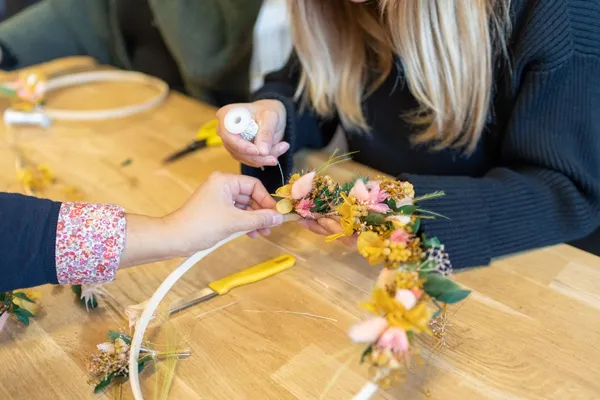 Réalisez votre couronne de fleurs séchées en groupe - Image n°4 - Wecandoo